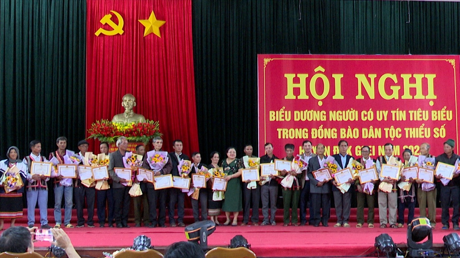 UBND huyện Đăk Glei biểu dương những Người có uy tín tiêu biểu trong vùng đồng bào DTTS