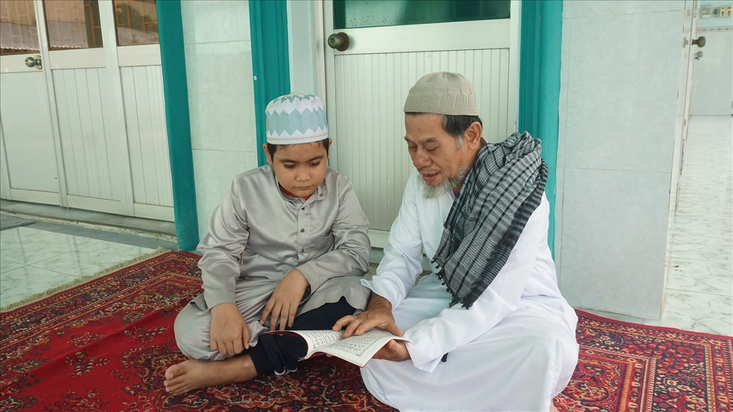 Nhờ Giáo cả Đô Ha Mid cũng là Người có uy tín trong đồng bào Chăm mà em Sa Ri được ở lại TP. Trà Vinh học tập không phải ngược xuôi theo cha mua bán Nhờ Giáo cả Đô Ha Mid cũng là Người có uy tín trong đồng bào Chăm mà em Sa Ri được ở lại TP. Trà Vinh học tập không phải ngược xuôi theo cha mua bán