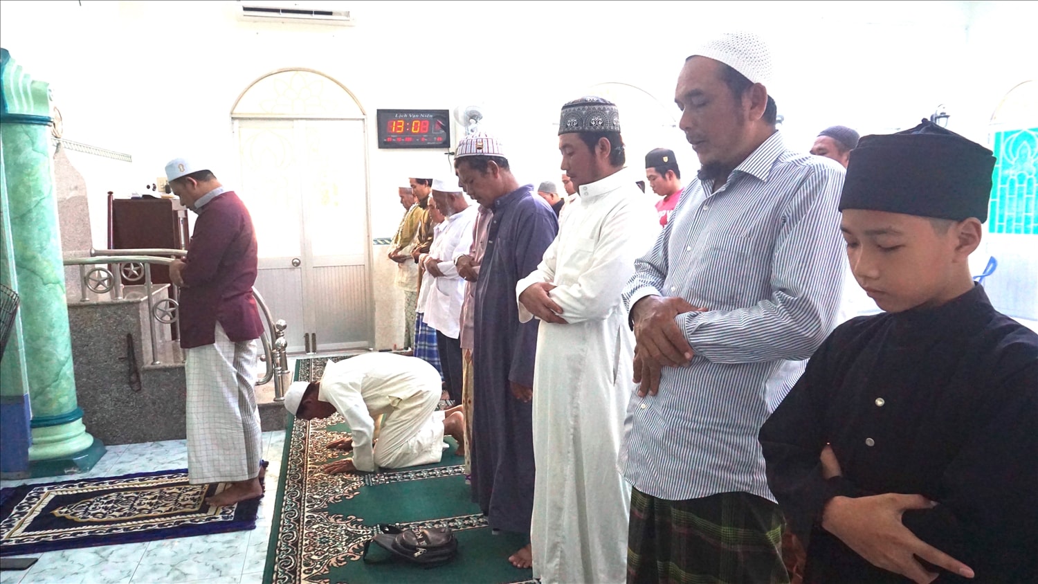 Các tín đồ sinh hoạt tôn giáo tại Thánh đường hồi giáo Mosque Muslimine tại TP. Trà Vinh Các tín đồ sinh hoạt tôn giáo tại Thánh đường hồi giáo Mosque Muslimine tại TP. Trà Vinh