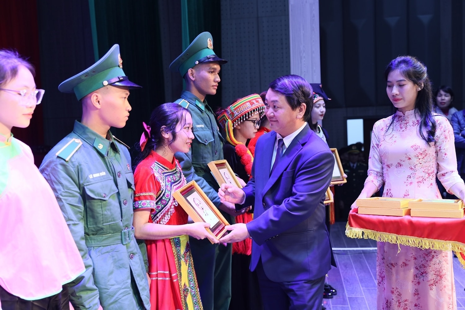 Bộ trưởng, Chủ nhiệm Ủy ban Dân tộc Hầu A Lềnh tặng quà động viên các em học sinh, sinh viên, thanh niên DTTS xuất sắc, tiêu biểu năm 2022