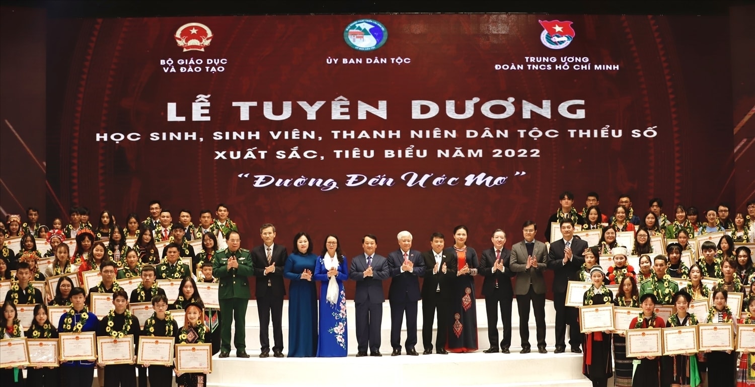 Các đồng chí lãnh đạo Đảng, Nhà nước, Ủy ban Dân tộc và các bộ, ngành  và các em học sinh, sinh viên, thanh niên DTTS xuất sắc, tiêu biểu năm 2022