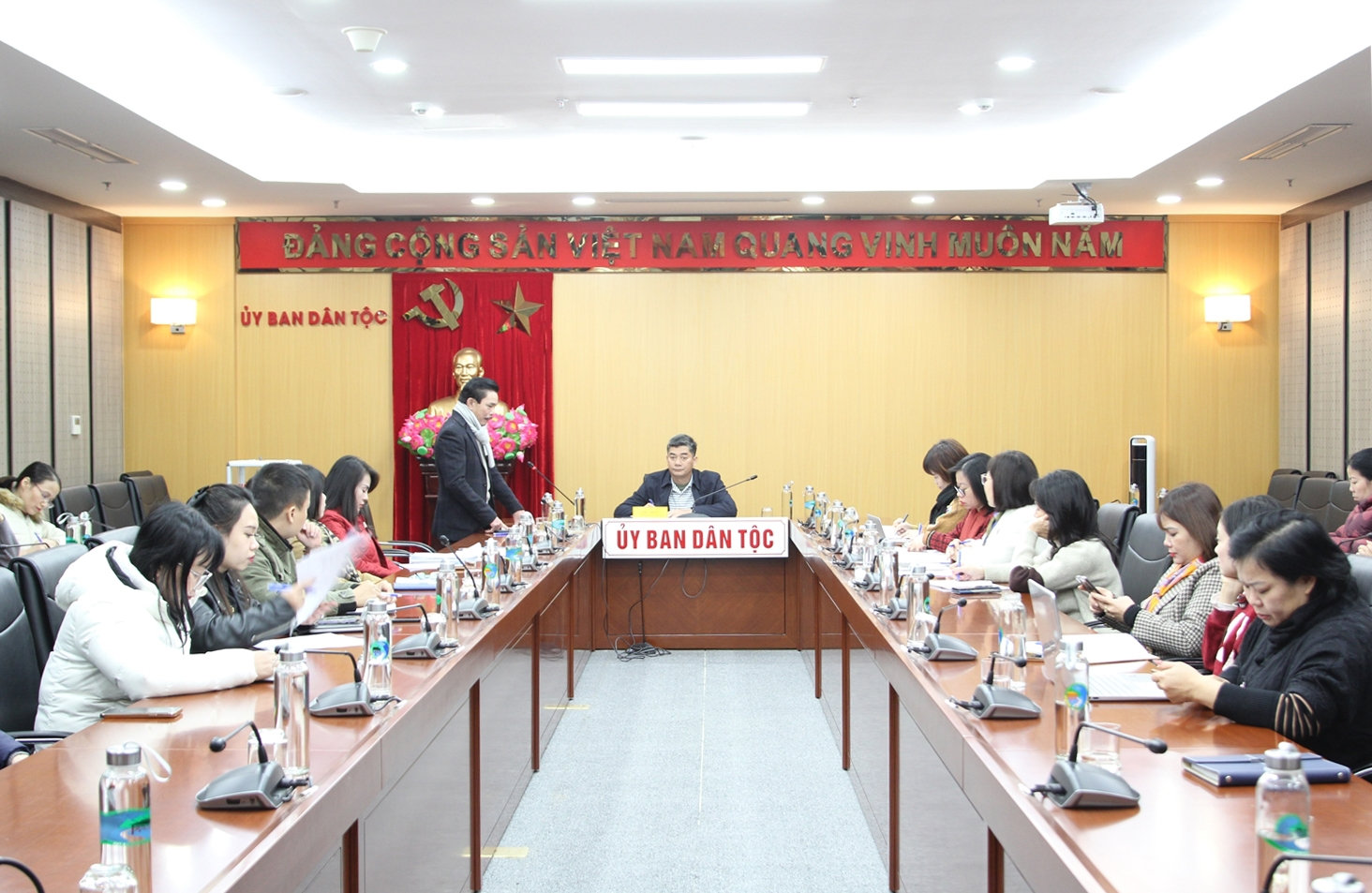 Quang cảnh cuộc họp