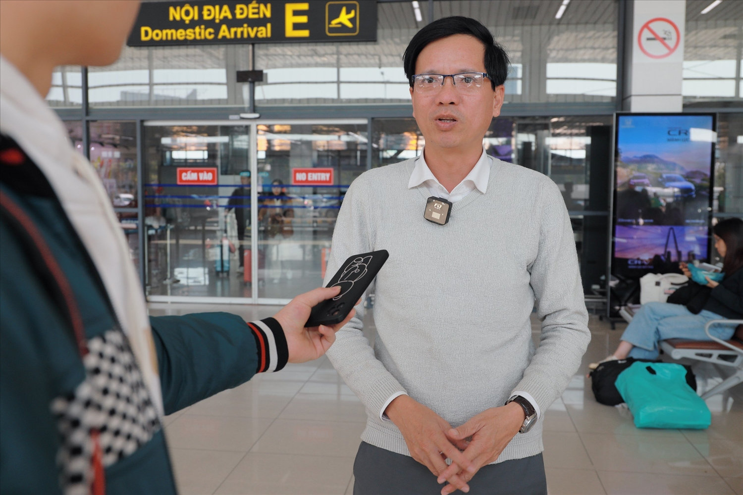 Thầy giáo Nguyễn Trà, Phó Hiệu trưởng Trường PTDTNT THPT Tỉnh Quảng Ngãi đưa 2 em học sinh Hồ Thanh Kỹ và em Phạm Thị Y Dua về dự Lễ tuyên dương cho biết: 