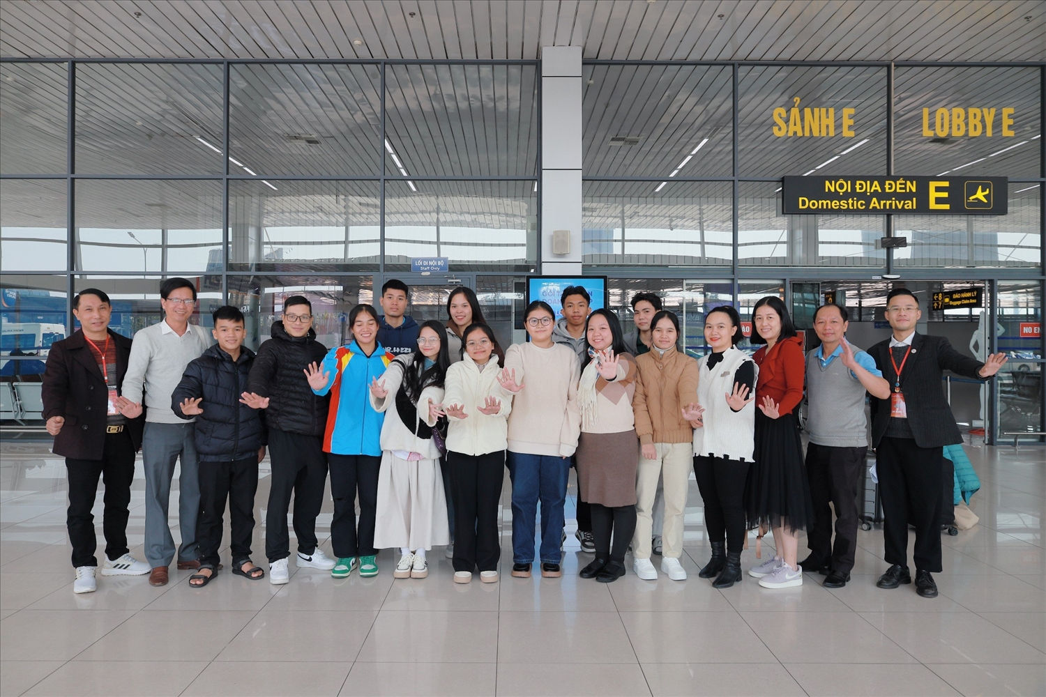 Các em học sinh, sinh viên, Thanh niên DTTS xuất sắc tiêu biểu về dự Lễ Tuyên dương chụp ảnh cùng đại diện Ban tổ chức tại sân bay