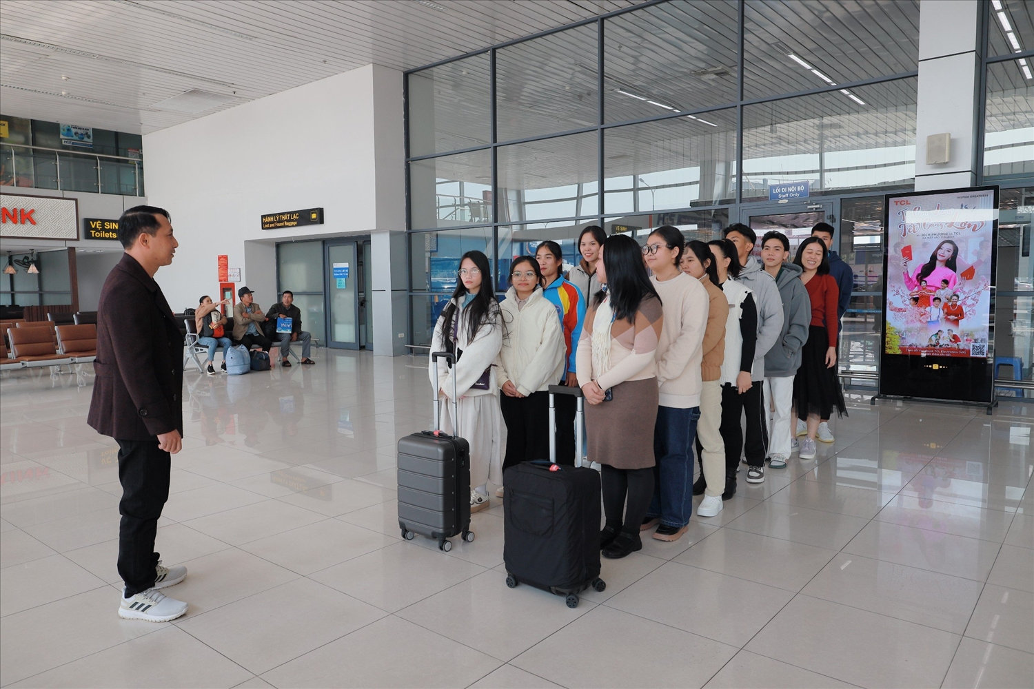 Đại diện Ban Tổ chức đón đoàn đại biểu HSSV-TN DTTS xuất sắc tiêu biểu của các tỉnh, thành phố về dự Lễ Tuyên dương