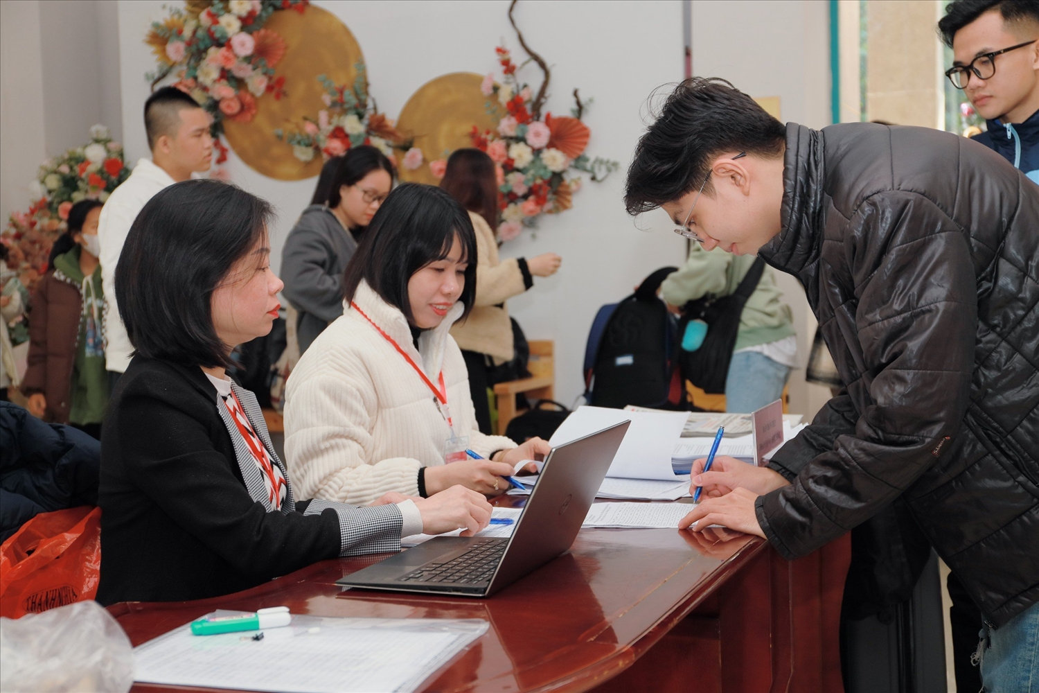 Đại diện Ban Tổ chức hướng dẫn các em làm thủ tục nhận phòng tại khách sạn Khăn Quàng đỏ