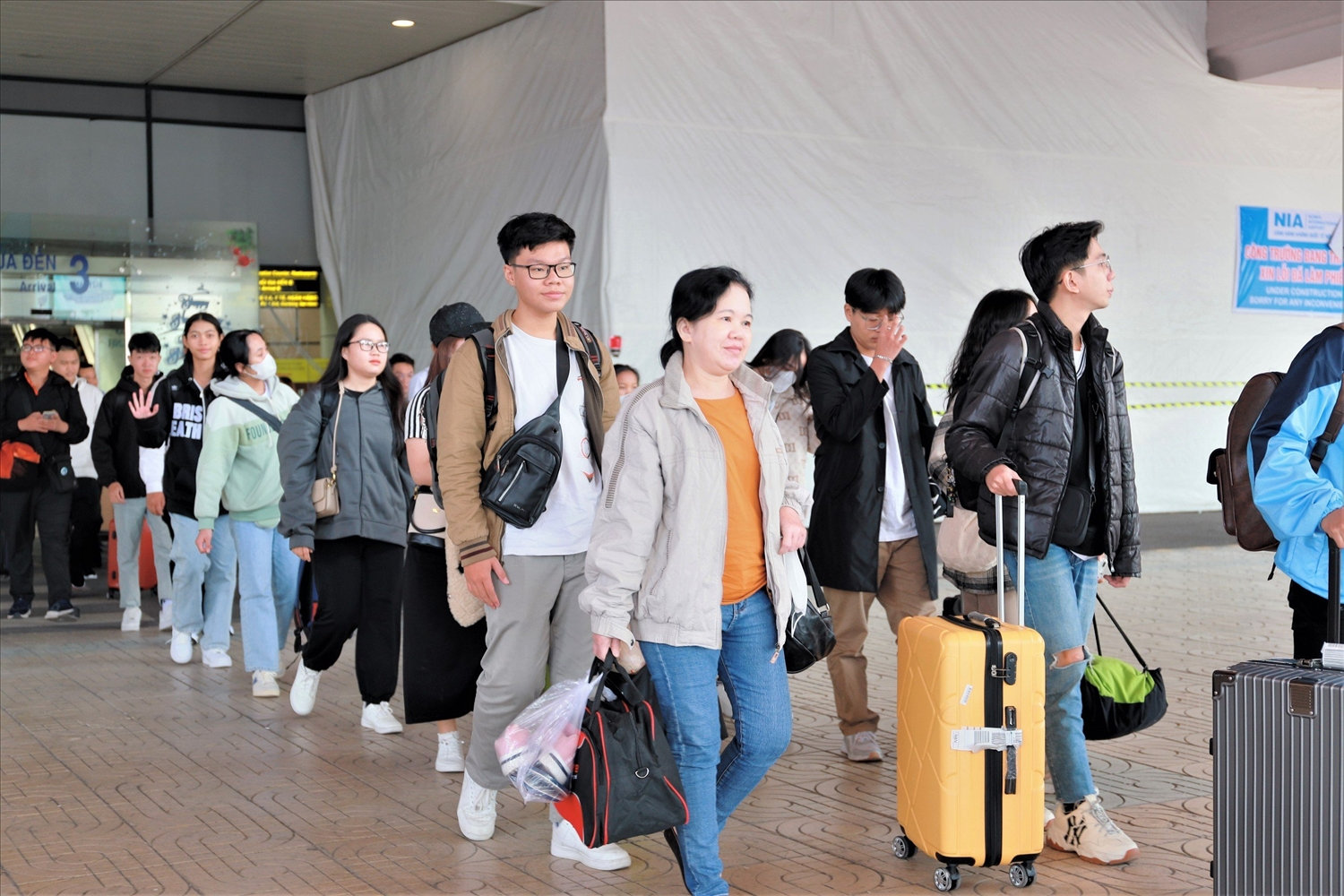 Các em học sinh, sinh viên, thanh niên DTTS xuất sắc tiêu biểu di chuyển ra xe về Khách sạn Khăn Quàng đỏ