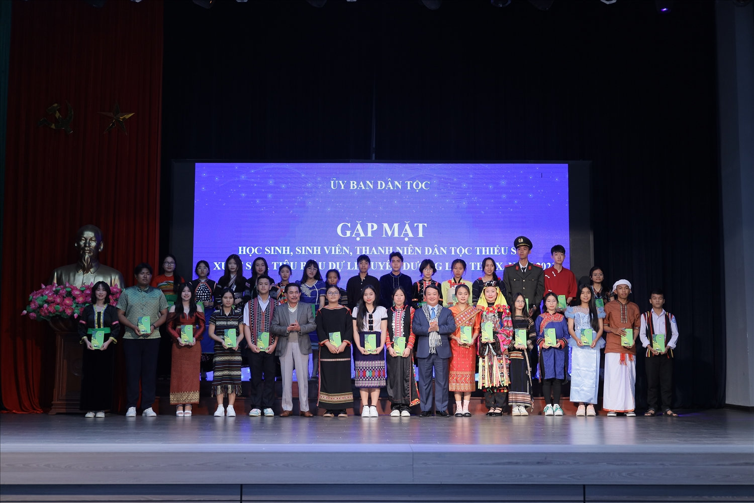 Thứ trưởng, Bộ trưởng, Chủ nhiệm UBDT Hầu A Lềnh cùng Tổng Biên tập Báo Dân tộc và Phát triển Lê Công Bình tặng quà cho các em học sinh, sinh viên, thanh viên (Ảnh: Vũ Mừng)