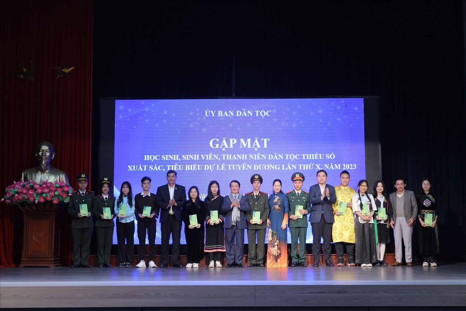 Bộ trưởng, Chủ nhiệm UBDT Hầu A Lềnh cùng  đại biểu trao quà cho các em học sinh, sinh viên, thanh niên (Ảnh: Vũ Mừng)