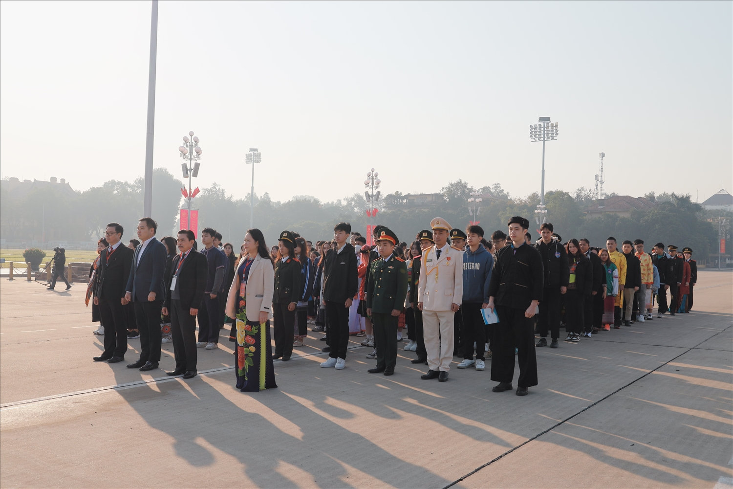 Các đại biểu cùng đoàn học sinh, sinh viên, thanh niên DTTS xuất sắc, tiêu biểu làm lễ báo công dâng Bác (Ảnh: Vũ Mừng)