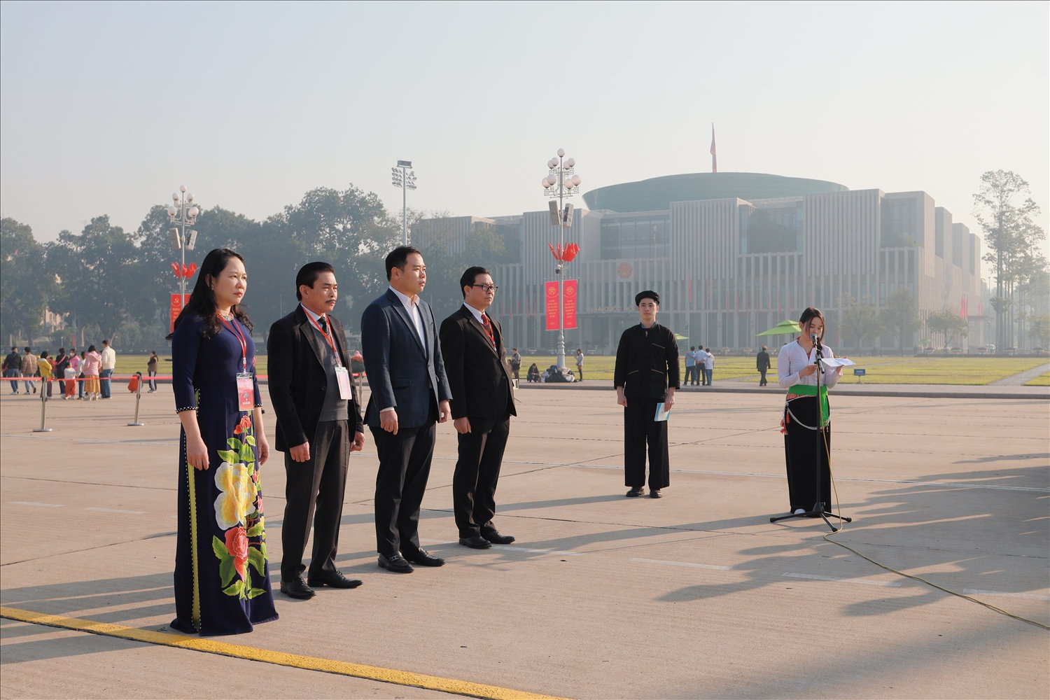 Em Nguyễn Thị Phương Thảo, dân tộc Mường thay mặt đoàn học sinh, sinh viên, thanh niên DTTS xuất sắc, tiêu biểu báo công dâng Bác (Ảnh: Vũ Mừng) 