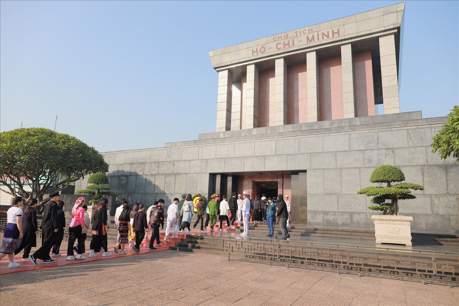 Đoàn học sinh, sinh viên, thanh niên DTTS xuất sắc, tiêu biểu năm 2023 vào Lăng viếng Chủ tịch Hồ Chí Minh (Ảnh: Vũ Mừng)