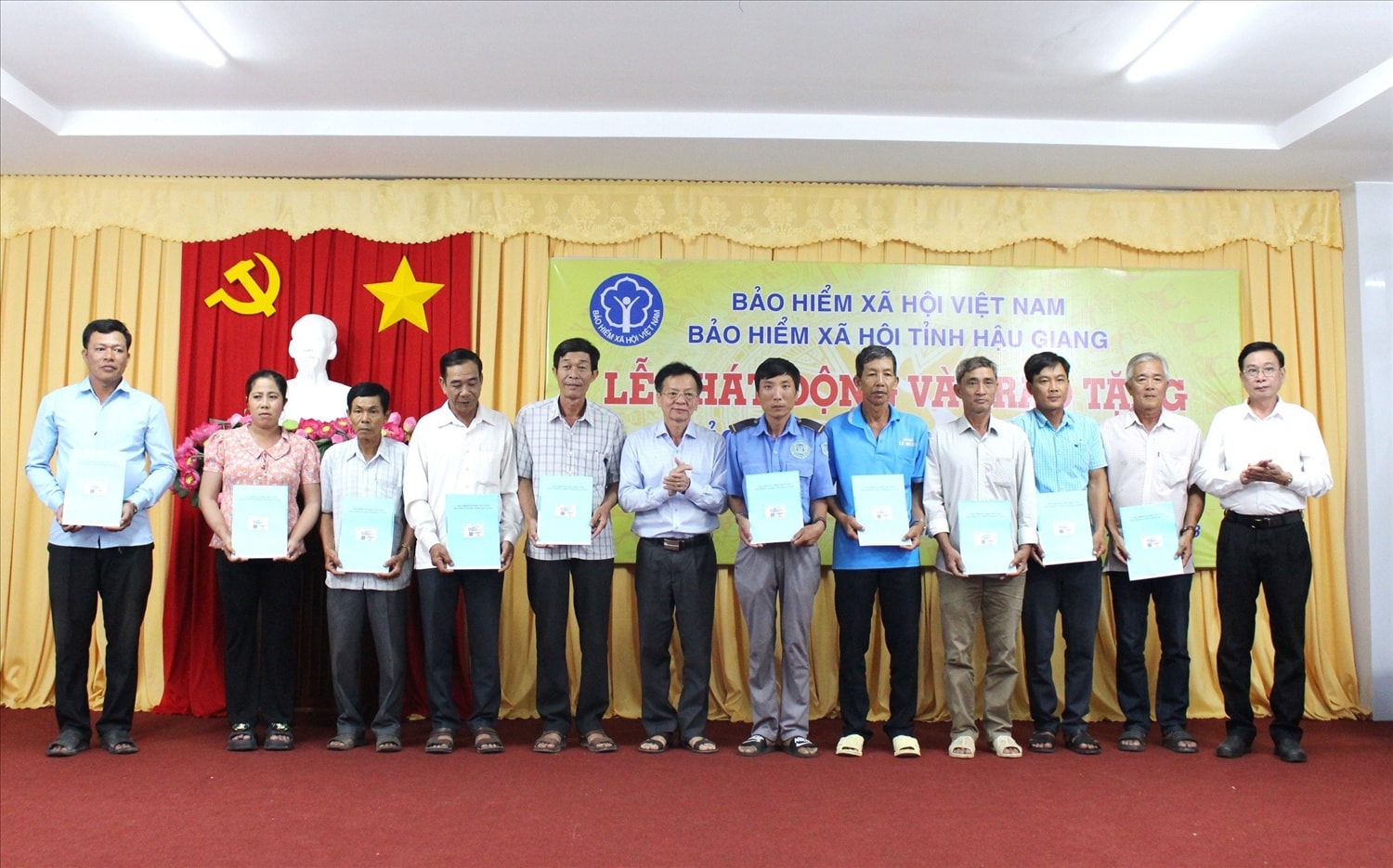 Người dân có hoàn cảnh khó khăn trên địa bàn tỉnh Hậu Giang  nhận thẻ BHYT