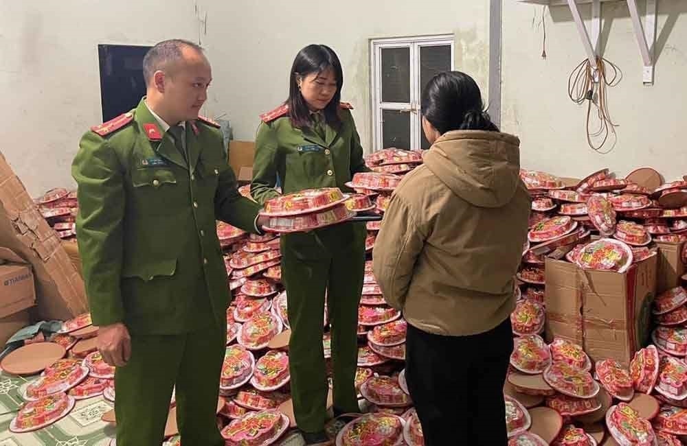 (BCĐ - tin- Thông tin đối ngoại) Sơn La: Thu giữ hơn 3.200 hộp mứt Tết và 90 kg kẹo bánh không rõ nguồn gốc.