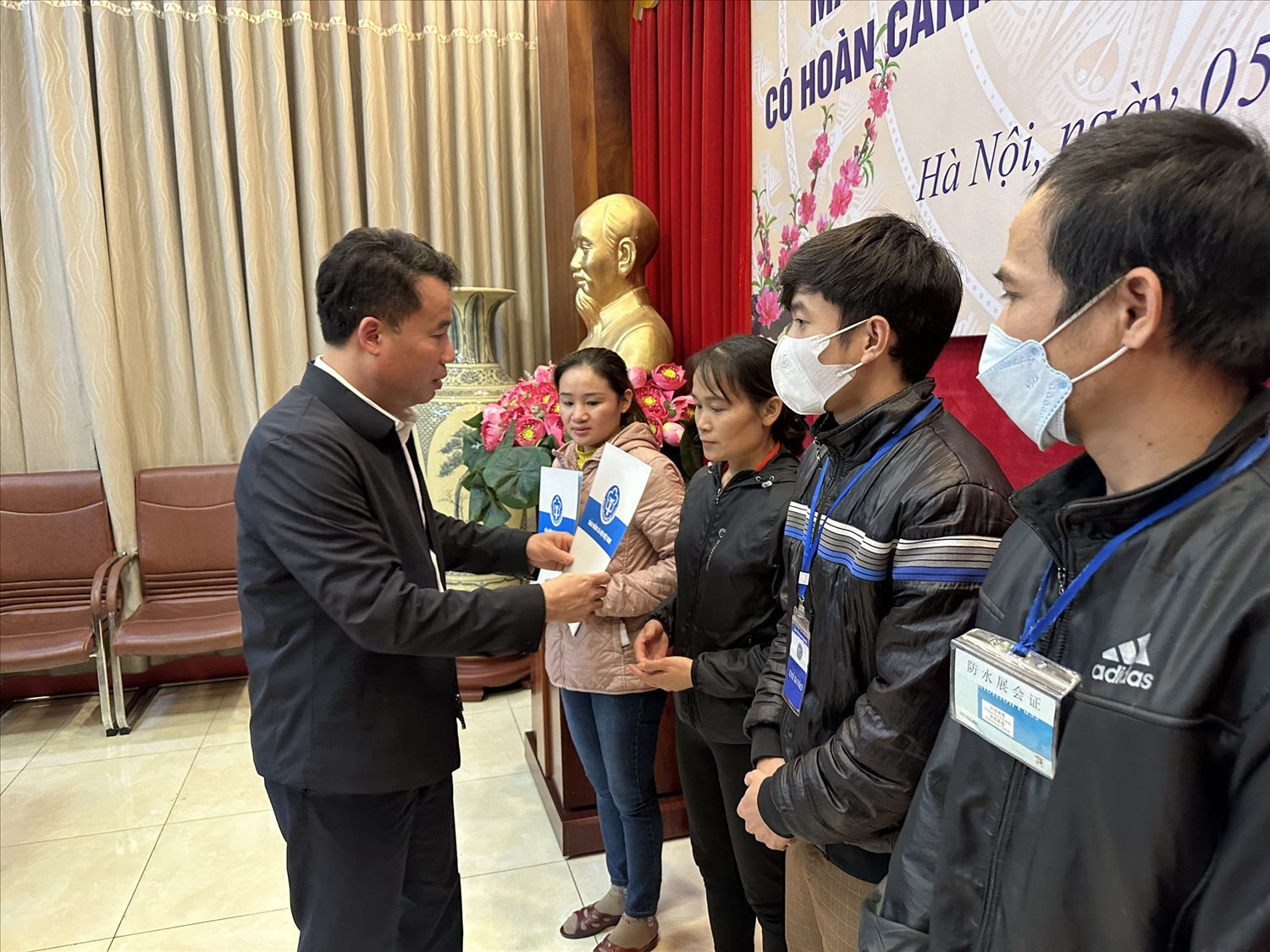 BHXH Việt Nam: Trao tặng 200 suất quà cho bệnh nhân BHYT  có hoàn cảnh khó khăn nhân dịp Xuân Quý Mão 2023