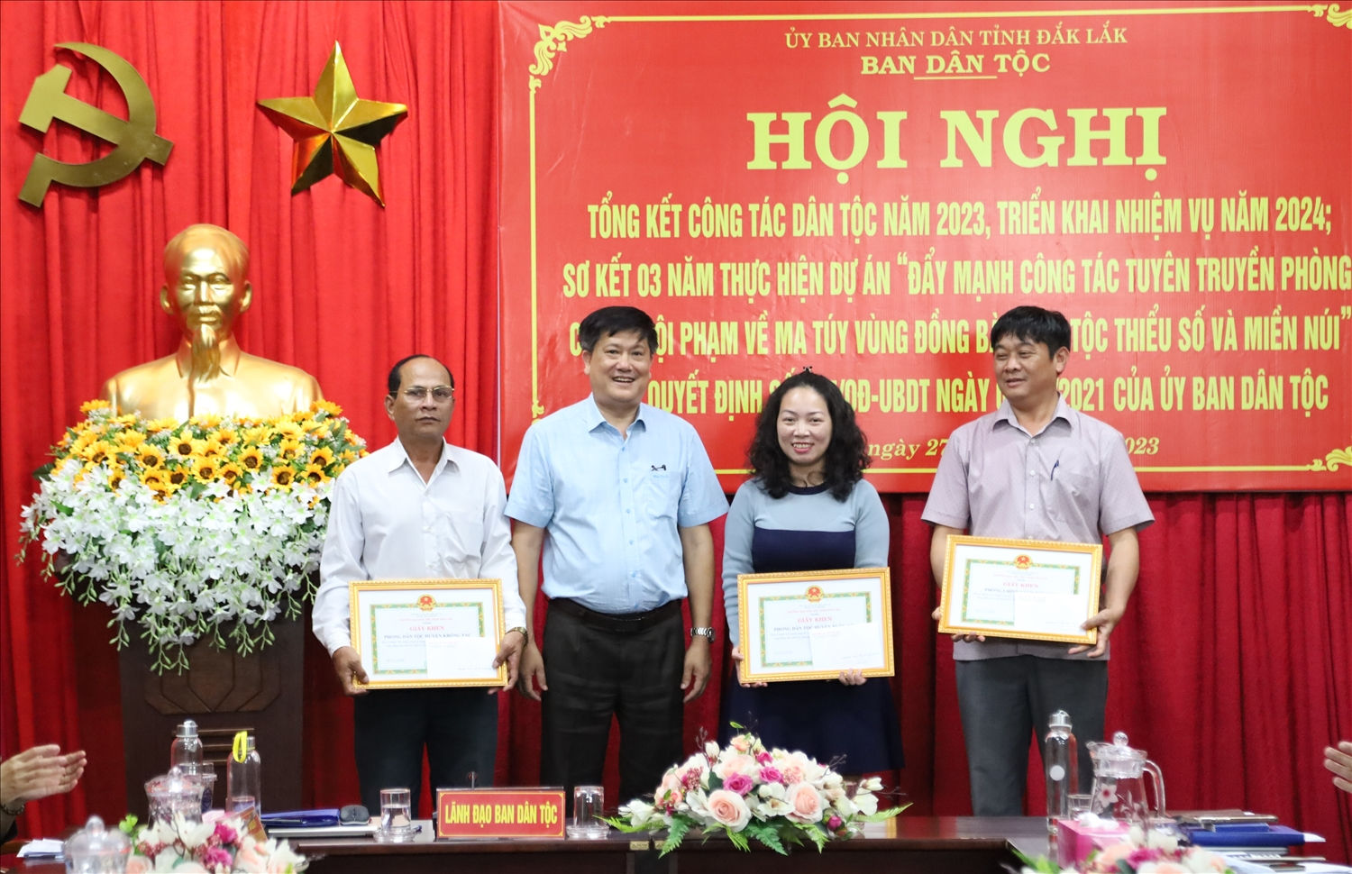 Ông Lê Ngọc Vinh, Phó trưởng Ban Dân tộc tỉnh Đắk Lắk trao giấy khen cho các tập thể