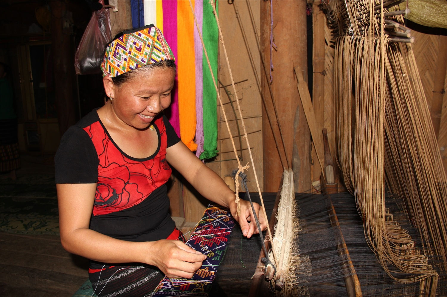 Phụ nữ bản Noọng Dẻ miệt mài bên khung cửi