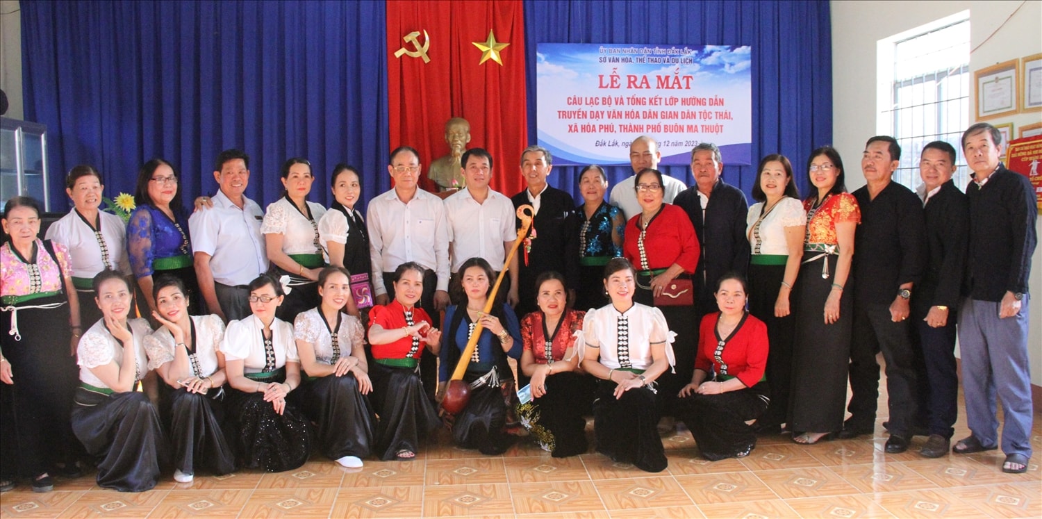 Các đại biểu chụp hình lưu niệm cùng thành viên CLB