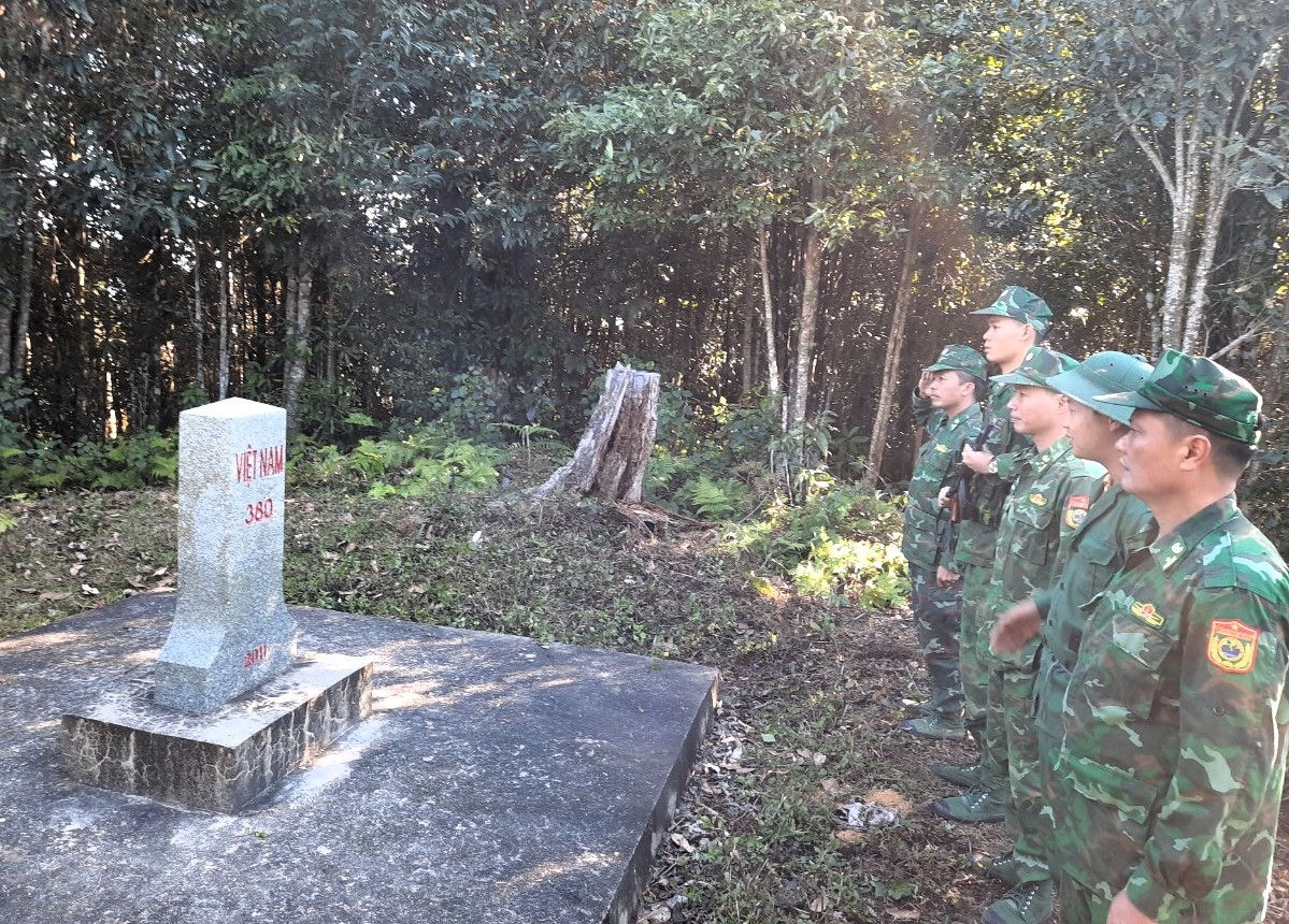 Đội hình tuần tra Đồn Biên phòng Tri Lễ, BĐBP Nghệ An và dân quân địa phương thực hiện nghi thức chào cột mốc biên giới Việt Nam - Lào. 