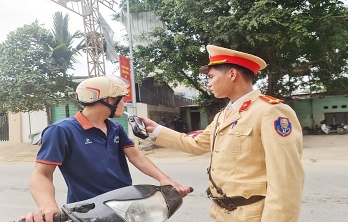 Lực lượng công an đã tăng cường ra quân phối hợp tuần tra, xử lý nghiêm các vi phạm Lực lượng công an đã tăng cường ra quân phối hợp tuần tra, xử lý nghiêm các vi phạm