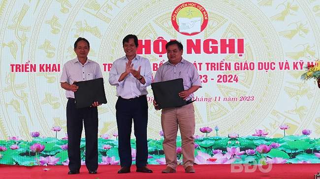 ổ chức Vòng Tay Thái Bình tặng máy tính xách tay cho 2 học sinh của trường THPT chuyên Chu Văn An và THCS Cát Thành, thông qua đại diện của trường. Ảnh: M.H Tổ chức Vòng Tay Thái Bình tặng máy tính xách tay cho 2 học sinh của Trường THPT chuyên Chu Văn An và THCS Cát Thành, thông qua đại diện của trường. Ảnh: M.H