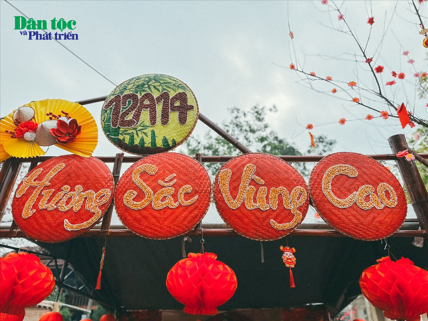 Cổng chào lớp 12A4 Trường phổ thông Vùng cao Việt Bắc được trang trí rất ấn tượng, các bạn học sinh đã dùng hạt ngô và hạt đỗ để làm điểm nhấn cho chiếc cổng chào vào gian hàng của lớp