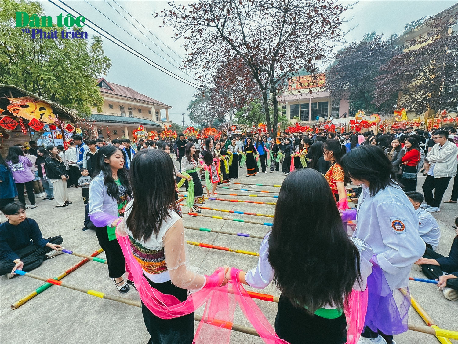 Nhiều trò chơi dân gian được tái hiện như: Nhảy sạp, ném còn, ném pao, kéo co,...
