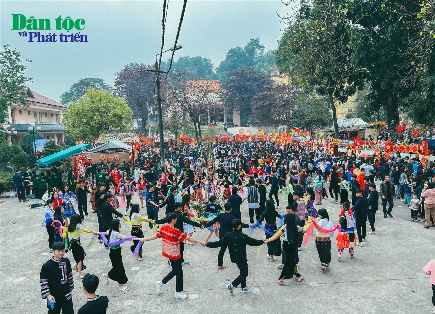 Tiết mục đồng diễn thu hút nhiều sự chú ý của những người tham gia phiên chợ, thể hiện tinh thần đoàn kết các DTTS tại ngôi nhà chung Vùng cao Việt Bắc