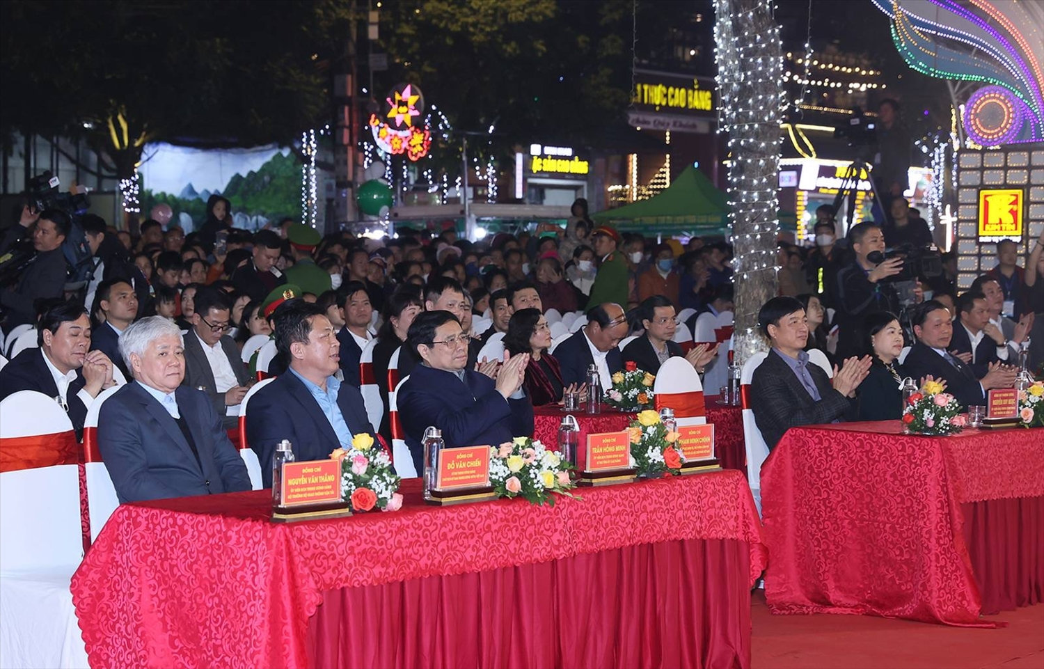 Thủ tướng Phạm Minh Chính dự Chương trình nghệ thuật Non nước Cao Bằng chào mừng năm mới 2024 - Ảnh: VGP/Nhật Bắc