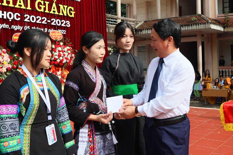 Bộ trưởng, Chủ nhiệm Ủy ban Dân tộc Hầu A Lềnh tặng quà cho các em học sinh DTTS Trường Phổ thông Vùng cao Việt Bắc Bộ trưởng, Chủ nhiệm Ủy ban Dân tộc Hầu A Lềnh tặng quà cho các em học sinh DTTS Trường Phổ thông Vùng cao Việt Bắc