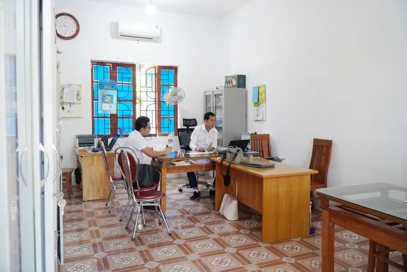 Ban giám hiệu và kế toán làm việc trong một căn phòng chật chội Ban giám hiệu và kế toán làm việc trong một căn phòng chật chội