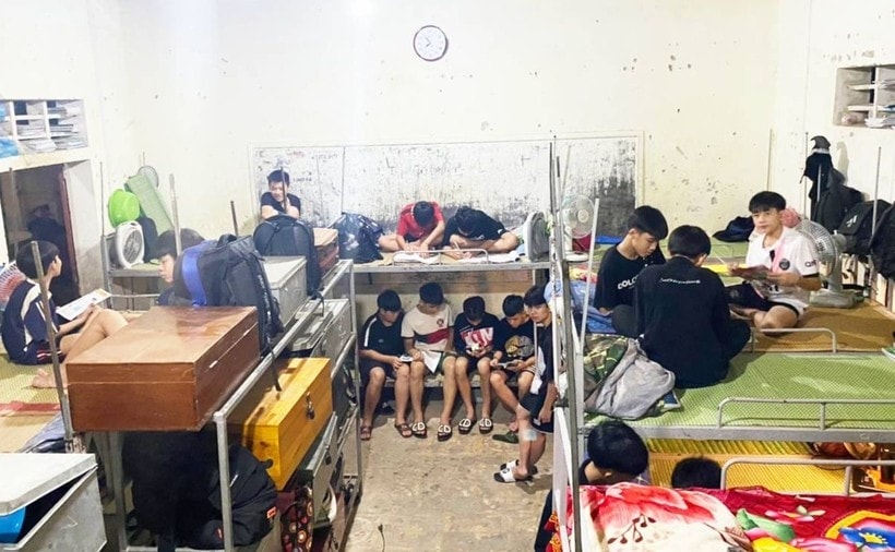 Ben trong phòng nội trú của học sinh nam Ben trong phòng nội trú của học sinh nam