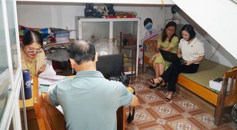 Khu vực dưới chân cầu thang được tận dụng làm phòng đoàn đội, văn thư, y tế Khu vực dưới chân cầu thang được tận dụng làm phòng đoàn đội, văn thư, y tế