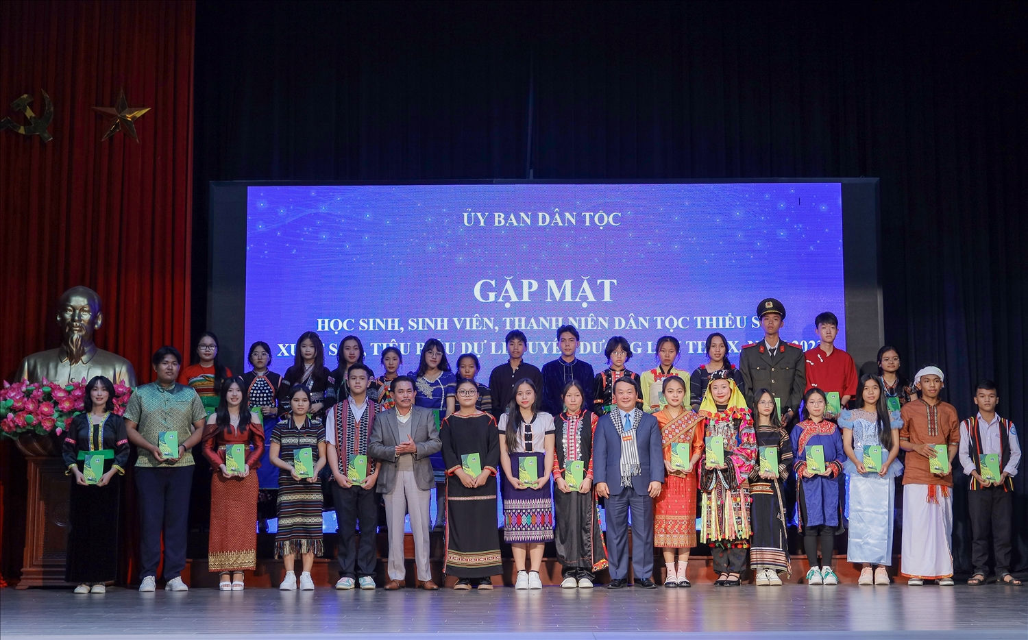 Bộ trưởng, Chủ nhiệm Ủy ban Dân tộc Hầu A Lềnh tặng quà lưu niệm cho các em học sinh, sinh viên, thanh niên DTTS tiêu biểu xuất sắc năm 2023 Bộ trưởng, Chủ nhiệm Ủy ban Dân tộc Hầu A Lềnh tặng quà lưu niệm cho các em học sinh, sinh viên, thanh niên DTTS tiêu biểu xuất sắc năm 2023