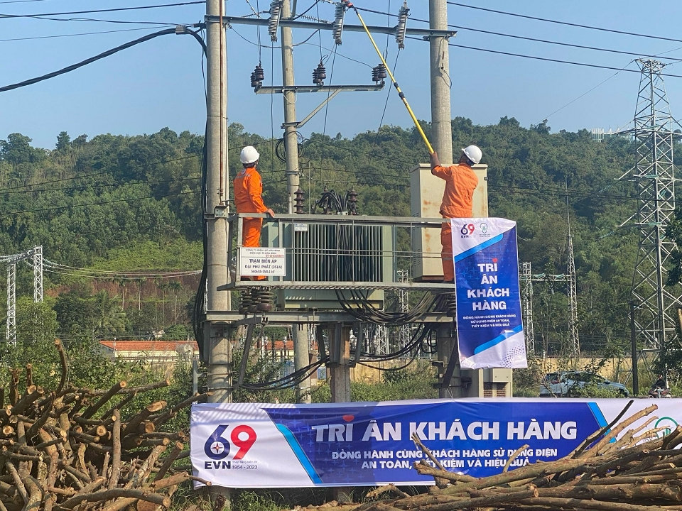 PC Hòa Bình vệ sinh công nghiệp TBA miễn phí cho khách hàng sử dụng điện PC Hòa Bình vệ sinh công nghiệp TBA miễn phí cho khách hàng sử dụng điện