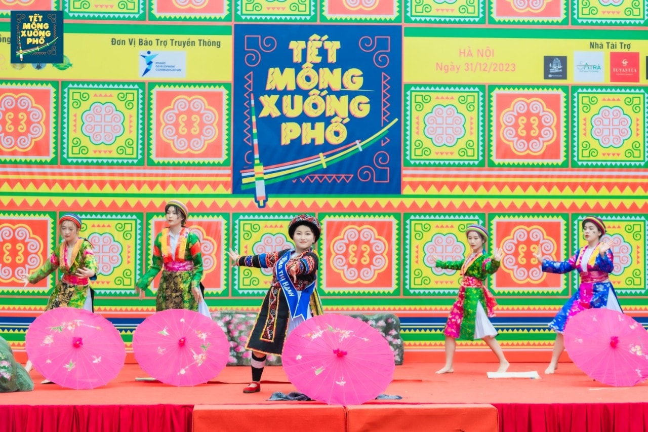 Chương trình Tết Mông xuống phố thể hiện đời sống văn hóa đặc sắc của dân tộc Mông