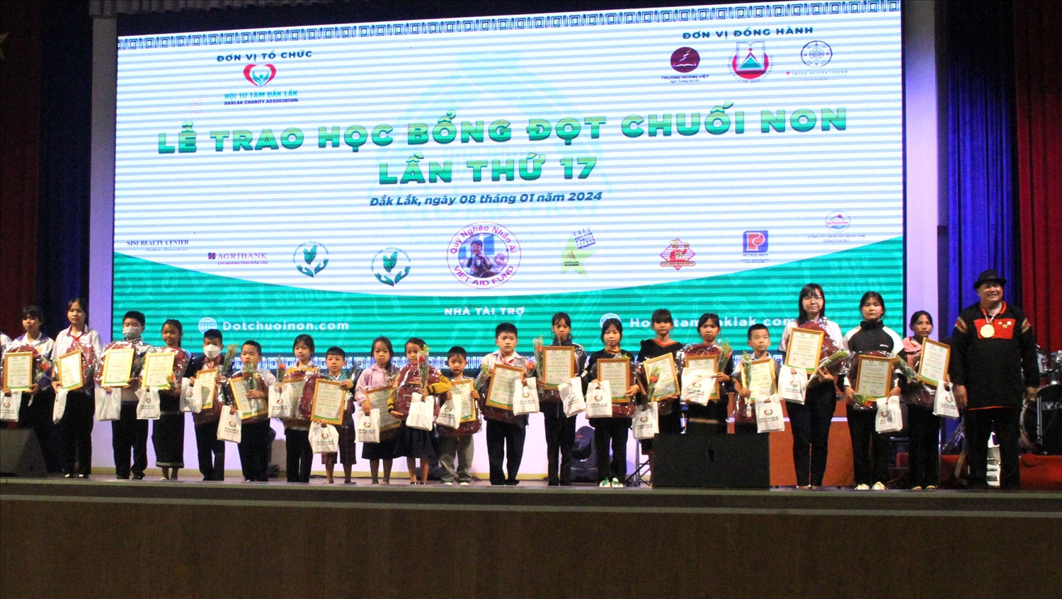Đắk Lắk: 121 học sinh hiếu học vượt khó học giỏi nhận học bổng Đọt Chuối Non 
