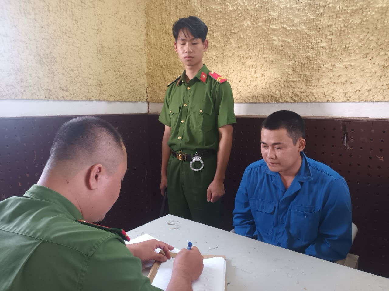 Đối tượng Trần Quốc Vịnh tại cơ quan CSĐT Công an tỉnh Đắk Nông Đối tượng Trần Quốc Vịnh tại cơ quan Cảnh sát Điều tra Công an tỉnh Đắk Nông
