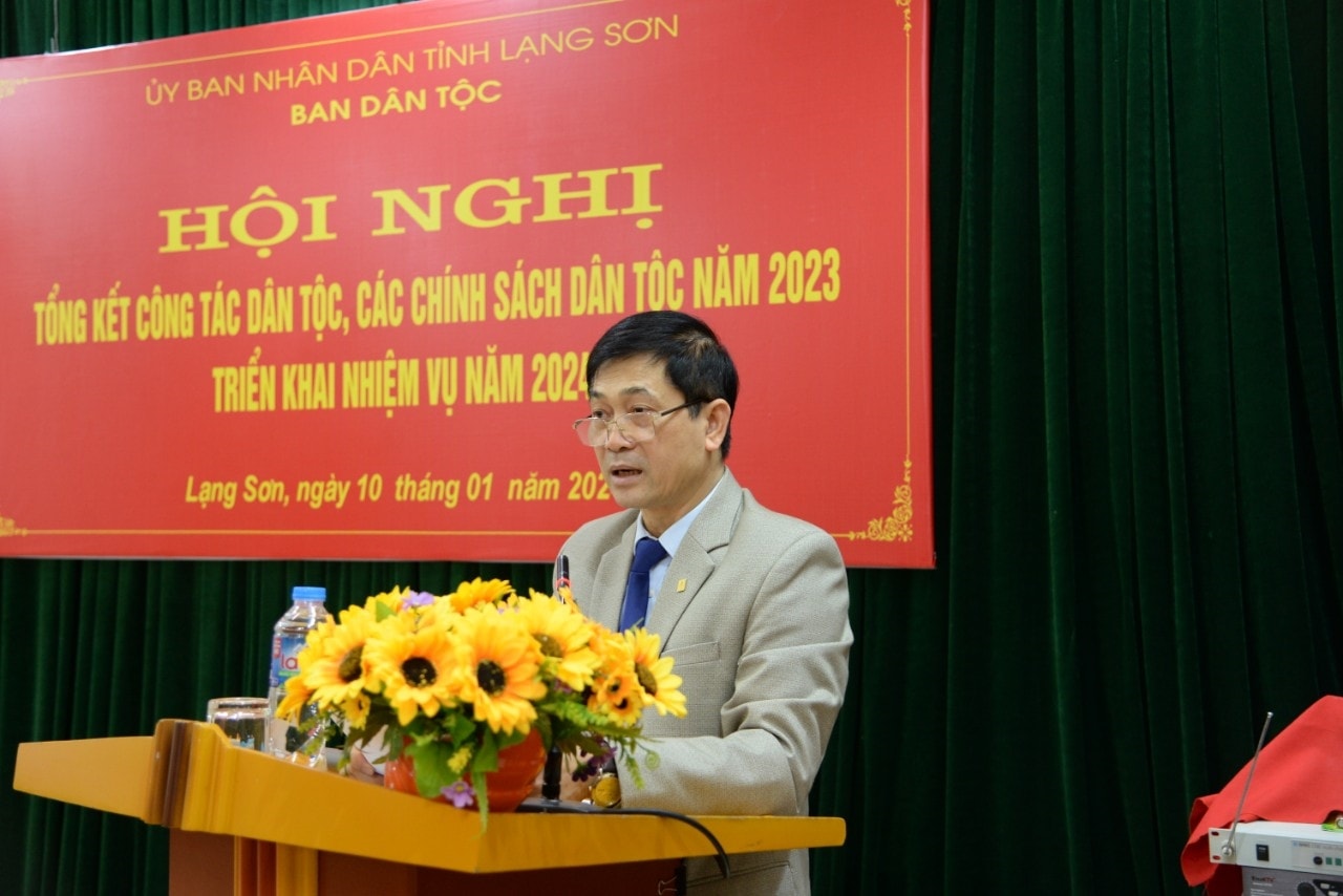 Ông Vi Minh Tú, Trưởng Ban Dân tộc Lạng Sơn phát biểu tại Hội nghị Ông Vi Minh Tú, Trưởng Ban Dân tộc Lạng Sơn phát biểu tại Hội nghị