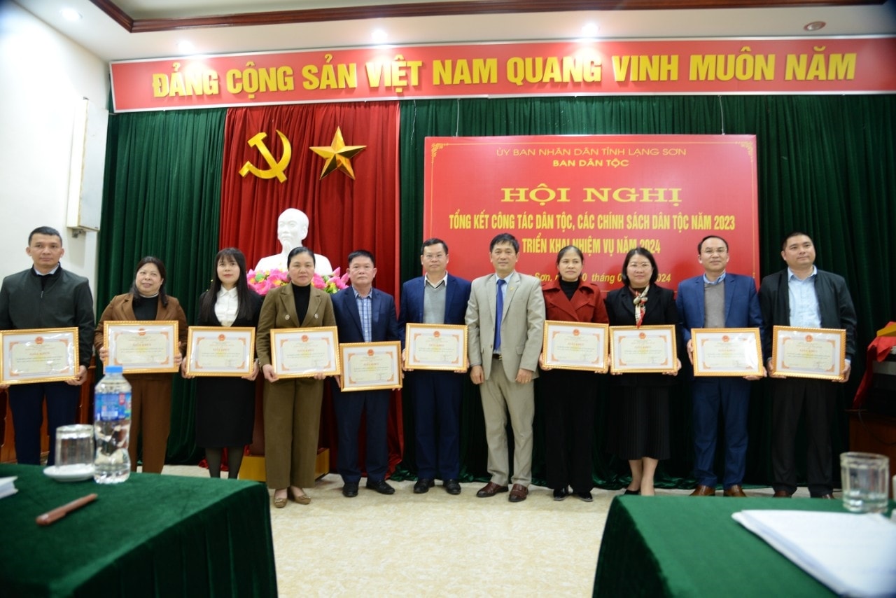 Trưởng Ban Dân tộc Vi Minh Tú trao Giấy khen cho các tập thể, cá nhân có nhiều thành tích xuất sắc trong năm Trưởng Ban Dân tộc Vi Minh Tú trao Giấy khen cho các tập thể, cá nhân có nhiều thành tích xuất sắc trong năm