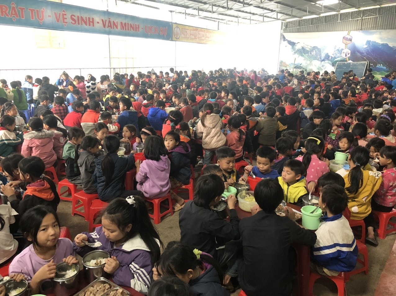 Giờ ăn trưa của học sinh bán trú Trường PDTDTBT Tiểu học Xín Cái Giờ ăn trưa của học sinh bán trú Trường PDTDTBT Tiểu học Xín Cái