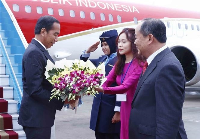 Lễ đón Tổng thống Indonesia Joko Widodo tại sân bay quốc tế Nội Bài. Ảnh: An Đăng/TTXVN Lễ đón Tổng thống Indonesia Joko Widodo tại sân bay quốc tế Nội Bài. Ảnh: An Đăng/TTXVN