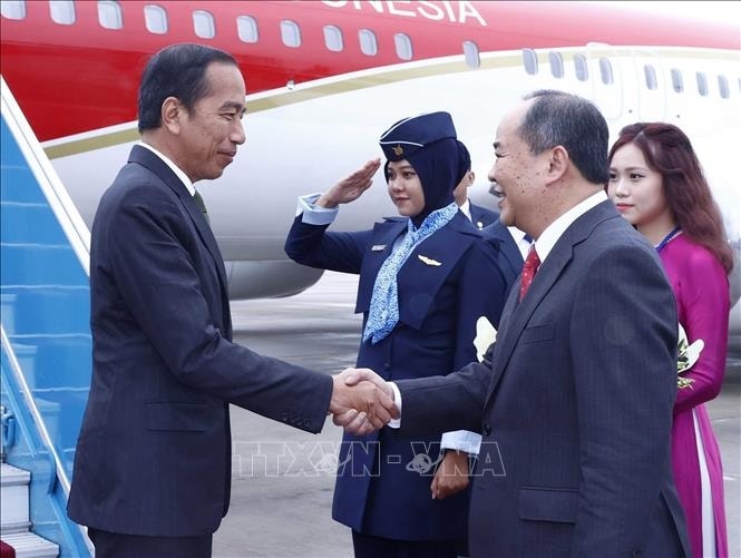 Chủ nhiệm Văn phòng Chủ tịch nước Lê Khánh Hải đón Tổng thống Indonesia Joko Widodo tại sân bay quốc tế Nội Bài. Ảnh: An Đăng/TTXVN Chủ nhiệm Văn phòng Chủ tịch nước Lê Khánh Hải đón Tổng thống Indonesia Joko Widodo tại sân bay quốc tế Nội Bài. Ảnh: An Đăng/TTXVN