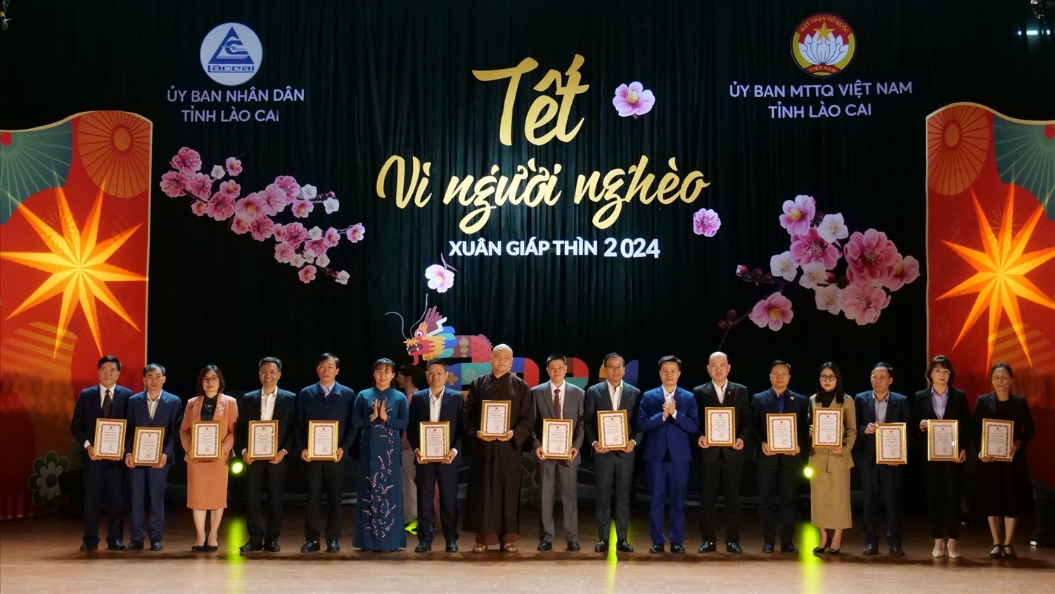 Trao giấy chứng nhận cho các đơn vị tham gia ủng hộ