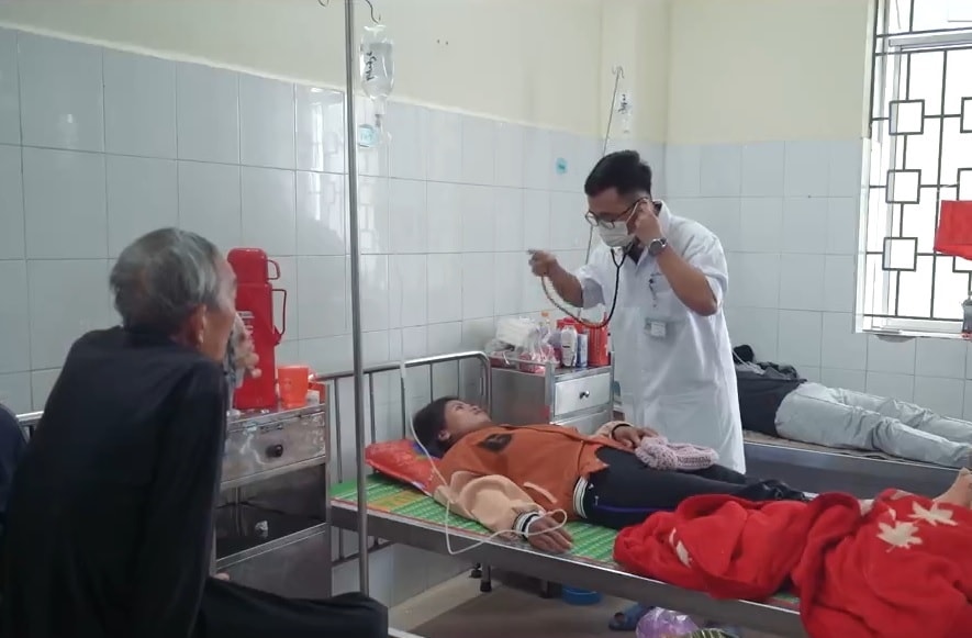 TIN Một người tử vong, 3 nhập viện nghi bị ngộ độc do uống nước rễ cây rừng