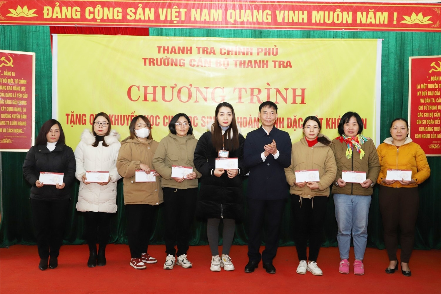 Trao quà cho cán bộ, giáo viên có hoàn cảnh đặc biệt khó khăn của huyện Mèo Vạc