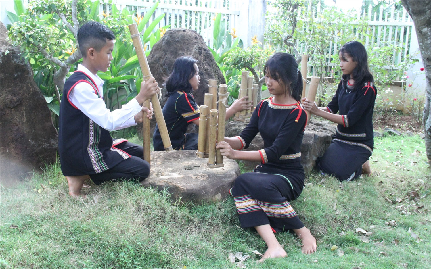 Nhóm học sinh sử dụng thành thạo và trình diễn ching pơng