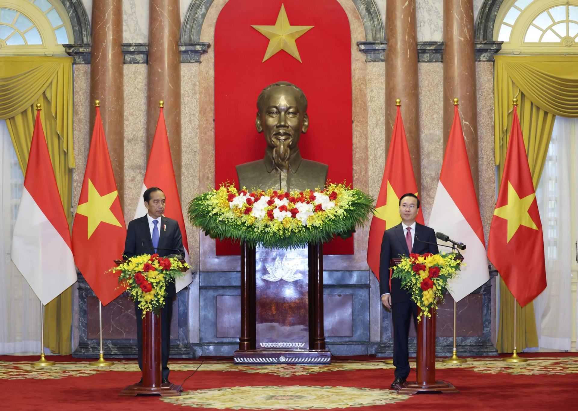 Chủ tịch nước Võ Văn Thưởng và Tổng thống Indonesia Joko Widodo tại họp báo - Ảnh: VGP/Nhật Bắc