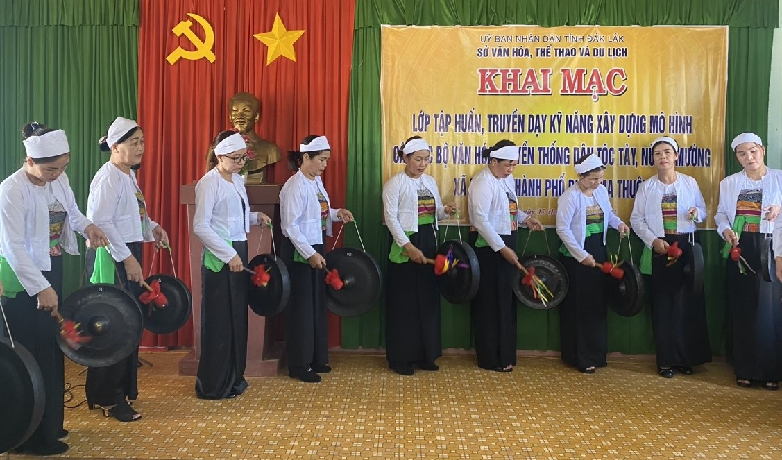Nữ nghệ nhân dân tộc Mường diễn tấu cồng chiêng