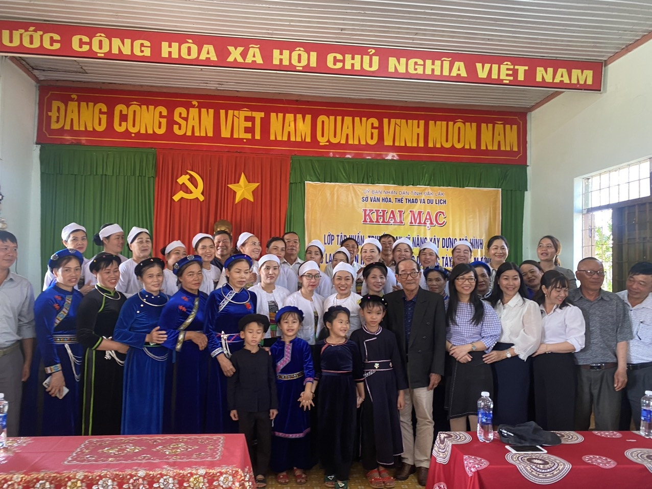 Ban tổ chức chụp hình lưu niệm cùng các học viên, thành viên Câu lạc bộ